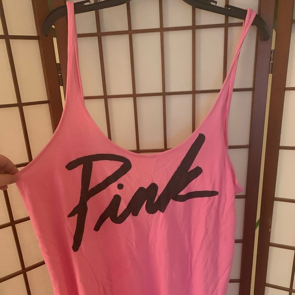 Oversized vs pink tank - Picture 3 of 5